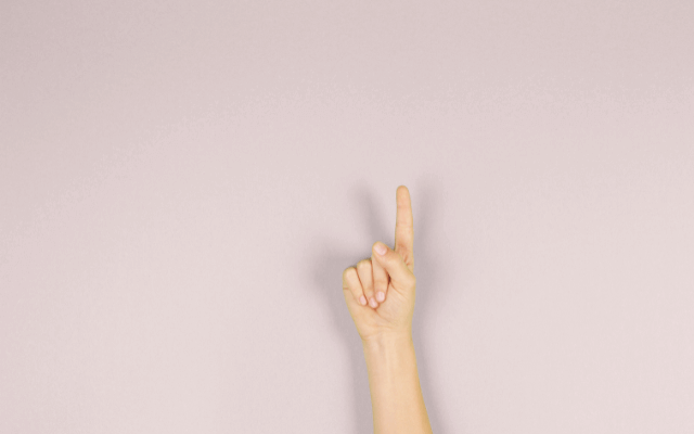 人差し指を上げている画像