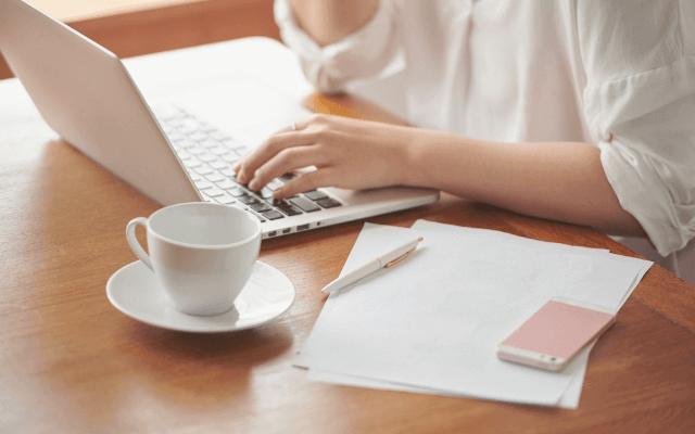 PC作業している女性