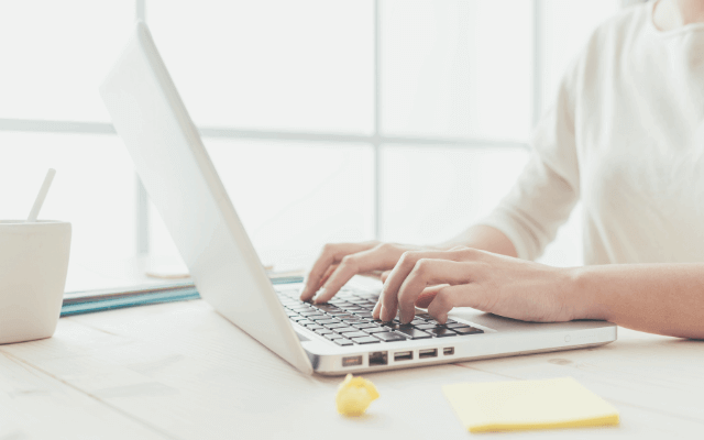 女性がパソコンで設定している画像